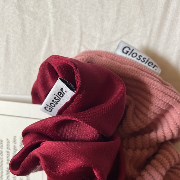 GLOSSIER Scrunchies - Picture 5 of 8
